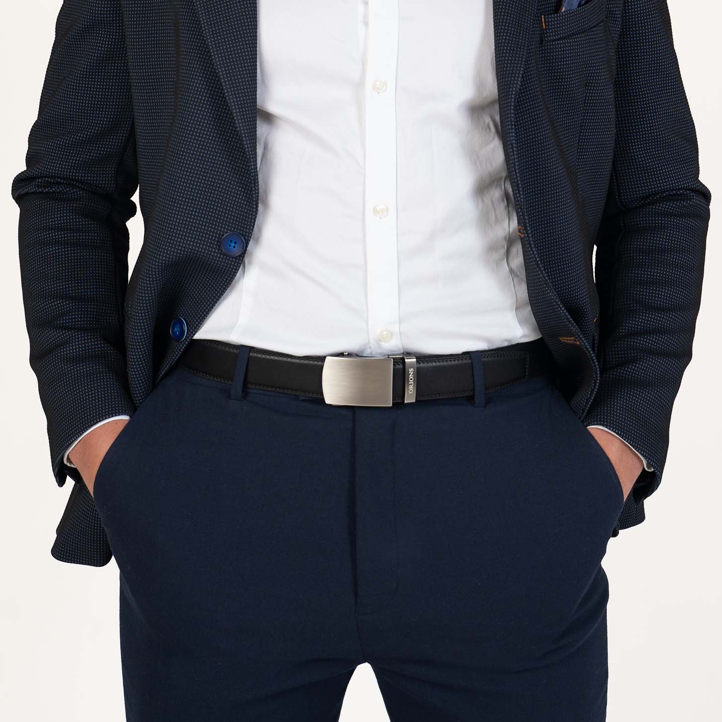 Bildet av en modell som har på seg et Alnilam sort justerbart belte fra Orions Fashion, som viser fram en moteriktig balanse mellom funksjonalitet og stil, et viktig motetilbehør for mannen som ønsker accessories for sin moderne garderobe.