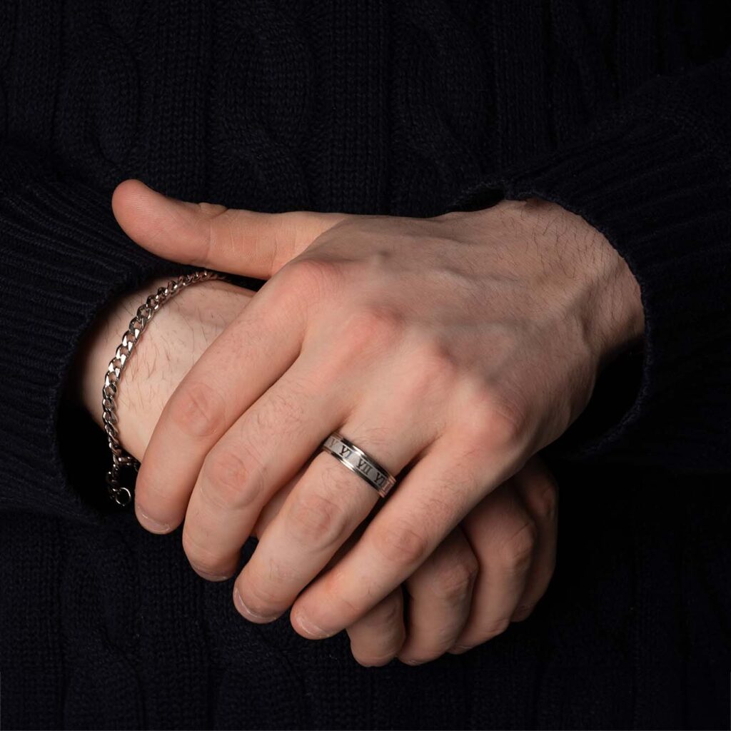 Mannlig modell viser romersk ring som et elegant motetilbehør på hånden.